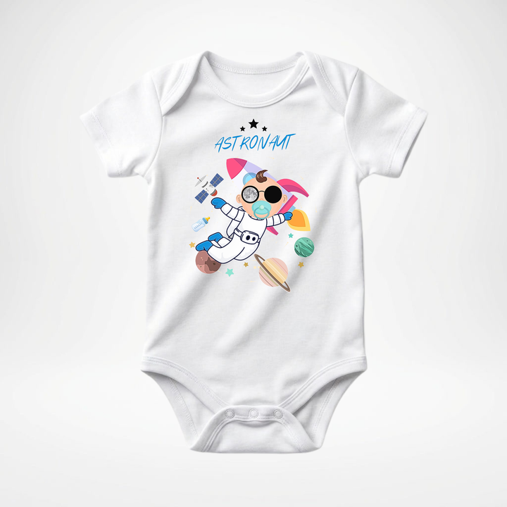 Weißer Baby Body kurzarm für Jungs mit Astronaut Motiv, hochwertiger Babybody aus Baumwolle mit Weltraum Design von TIMMY &amp; MIMMY