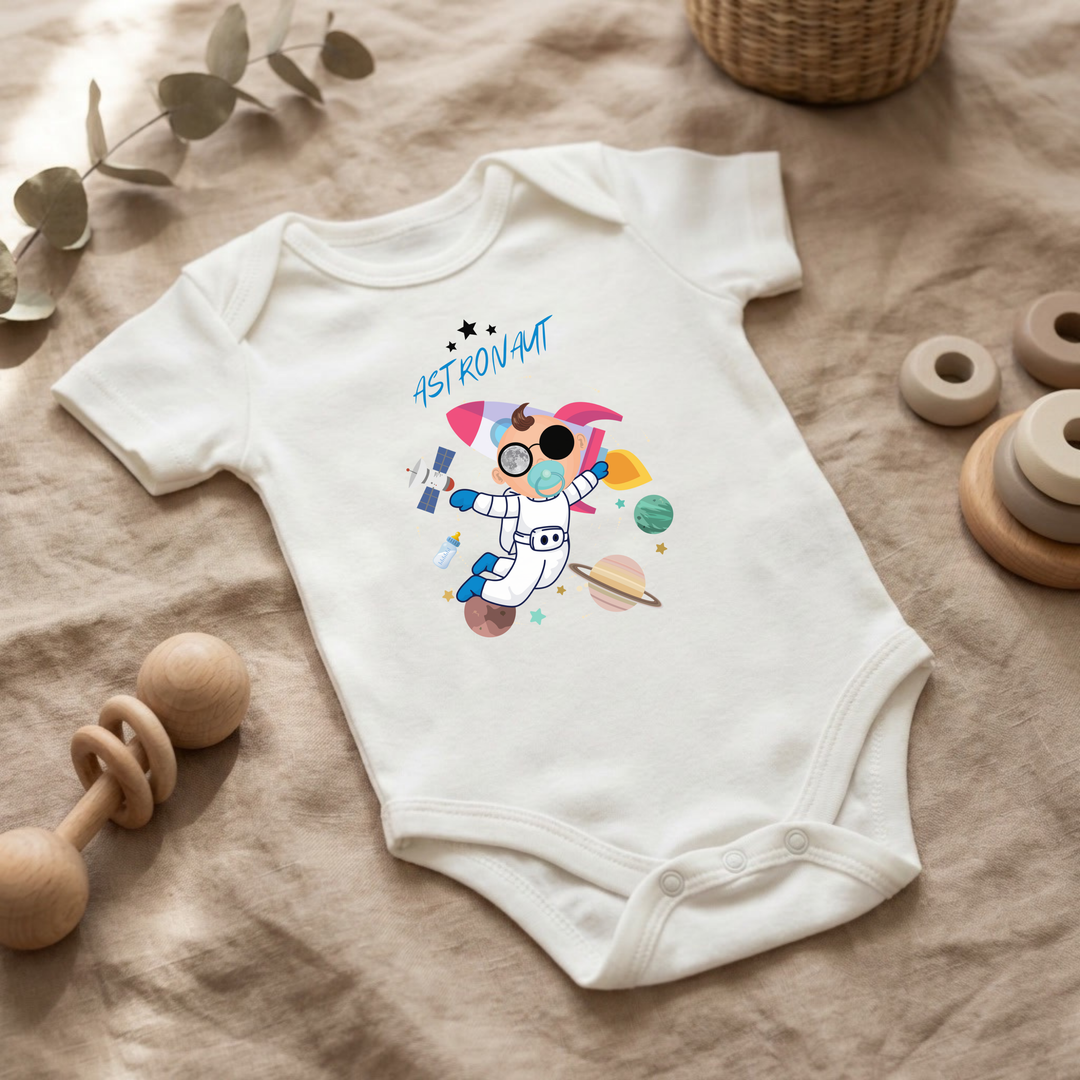 Baby Body kurzarm Jungen im Flat Lay mit Astronaut Design, weißer Babybody mit Weltraum Motiv für kleine Entdecker von TIMMY &amp; MIMMY