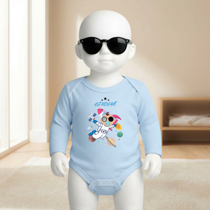Baby Body hellblau langarm für Jungs am Mannequin getragen, stylischer Babybody mit Astronaut Motiv und Weltall Design für kleine Abenteurer von TIMMY &amp; MIMMY