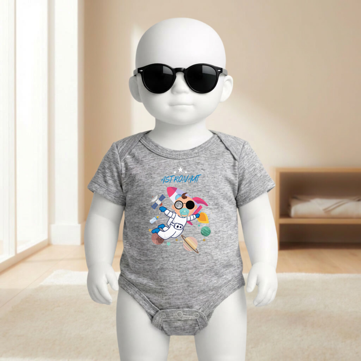 Baby Body hellgrau kurzarm für Jungs am Mannequin getragen, stylischer Babybody mit Astronaut Motiv für kleine Weltraum Fans von der Baby- &amp; Kleinkind- Brand TIMMY &amp; MIMMY