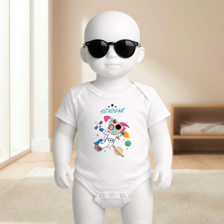 Baby Body weiß kurzarm für Jungs am Mannequin getragen, stylischer Babybody mit Astronaut Motiv für kleine Weltraum Fans von der Baby- &amp; Kleinkind- Brand TIMMY &amp; MIMMY
