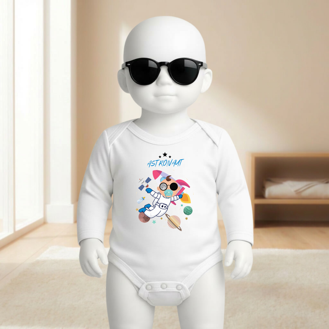 Baby Body weiß langarm für Jungs am Mannequin getragen, stylischer Babybody mit Astronaut Motiv und Weltall Design für kleine Abenteurer von TIMMY &amp; MIMMY