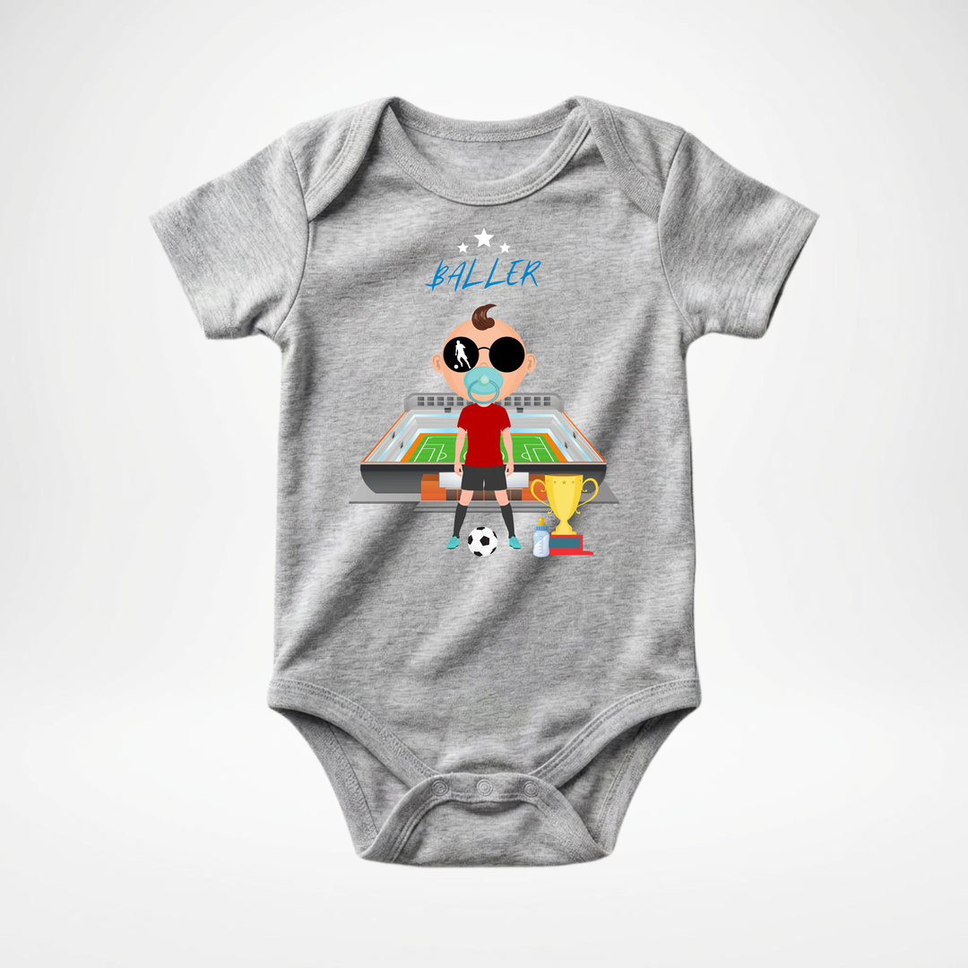 Hellgrauer Baby Body kurzarm für Jungs mit Fußballer- Motiv, cooler Babybody aus Baumwolle mit Fußball- Design der Baby-&amp; Kleinkind- Marke TIMMY &amp; MIMMY