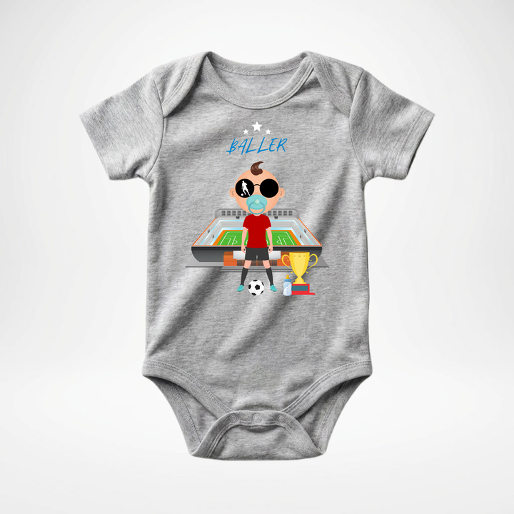 Hellgrauer Baby Body kurzarm für Jungs mit Fußballer- Motiv, cooler Babybody aus Baumwolle mit Fußball- Design der Baby-&amp; Kleinkind- Marke TIMMY &amp; MIMMY