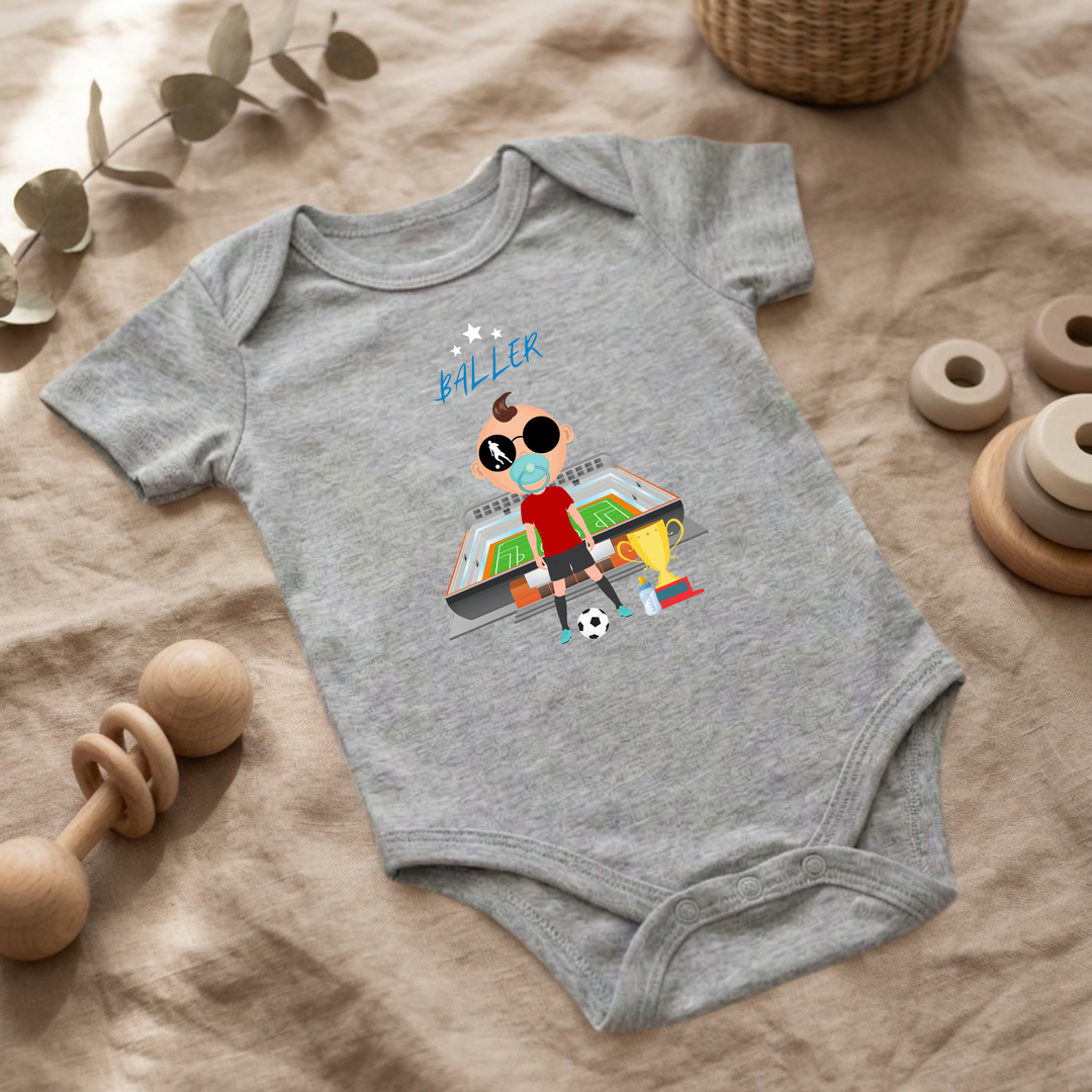 Hellgrauer Baby Body für Jungs mit Fußball- Design im Flat Lay, Baby Kleidung mit Fußballer- Motiv, Geschenkidee für Babys von der Baby und Kleinkind- Brand TIMMY &amp; MIMMY