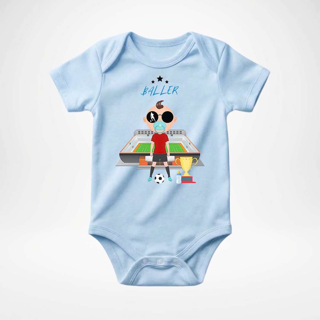 Hellblauer Baby Body kurzarm für Jungs mit Fußballer- Motiv, cooler Babybody aus Baumwolle mit Fußball- Design der Baby-&amp; Kleinkind- Marke TIMMY &amp; MIMMY