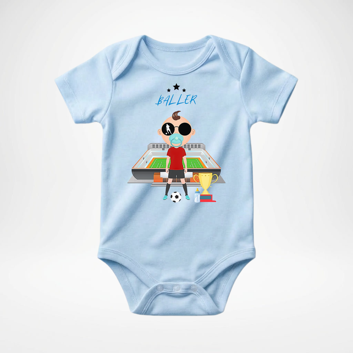 Hellblauer Baby Body kurzarm für Jungs mit Fußballer- Motiv, cooler Babybody aus Baumwolle mit Fußball- Design der Baby-&amp; Kleinkind- Marke TIMMY &amp; MIMMY