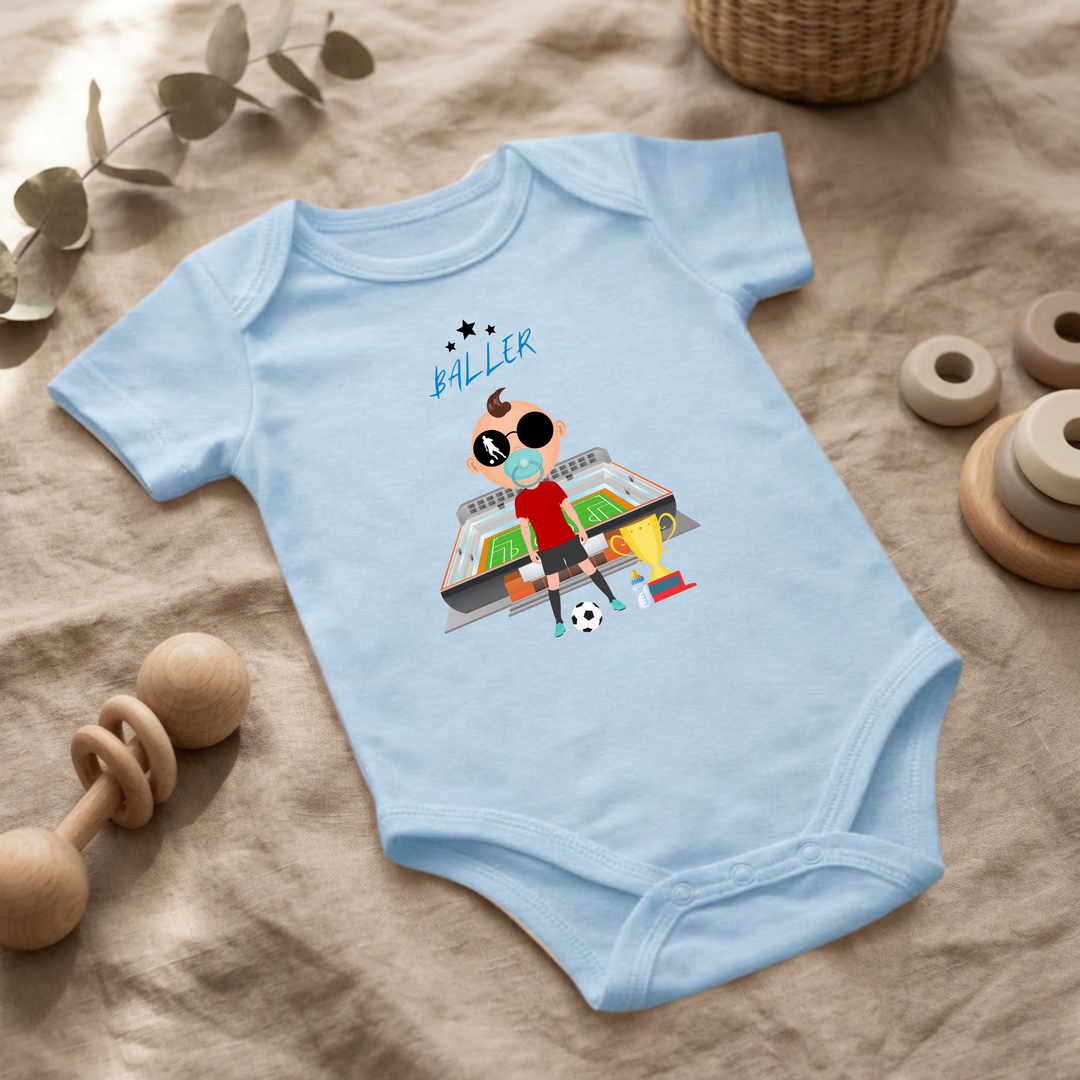 Hellblauer Baby Body für Jungs mit Fußball- Design im Flat Lay, Baby Kleidung mit Fußballer- Motiv, Geschenkidee für Babys von der Baby und Kleinkind- Brand TIMMY &amp; MIMMY