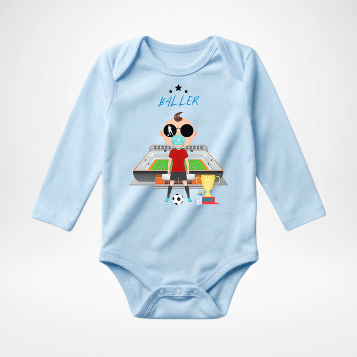 Hellblauer Baby Body langarm für Jungs mit Fußball- Motiv, hochwertiger Babybody aus Baumwolle mit Fußballer- Design von TIMMY &amp; MIMMY
