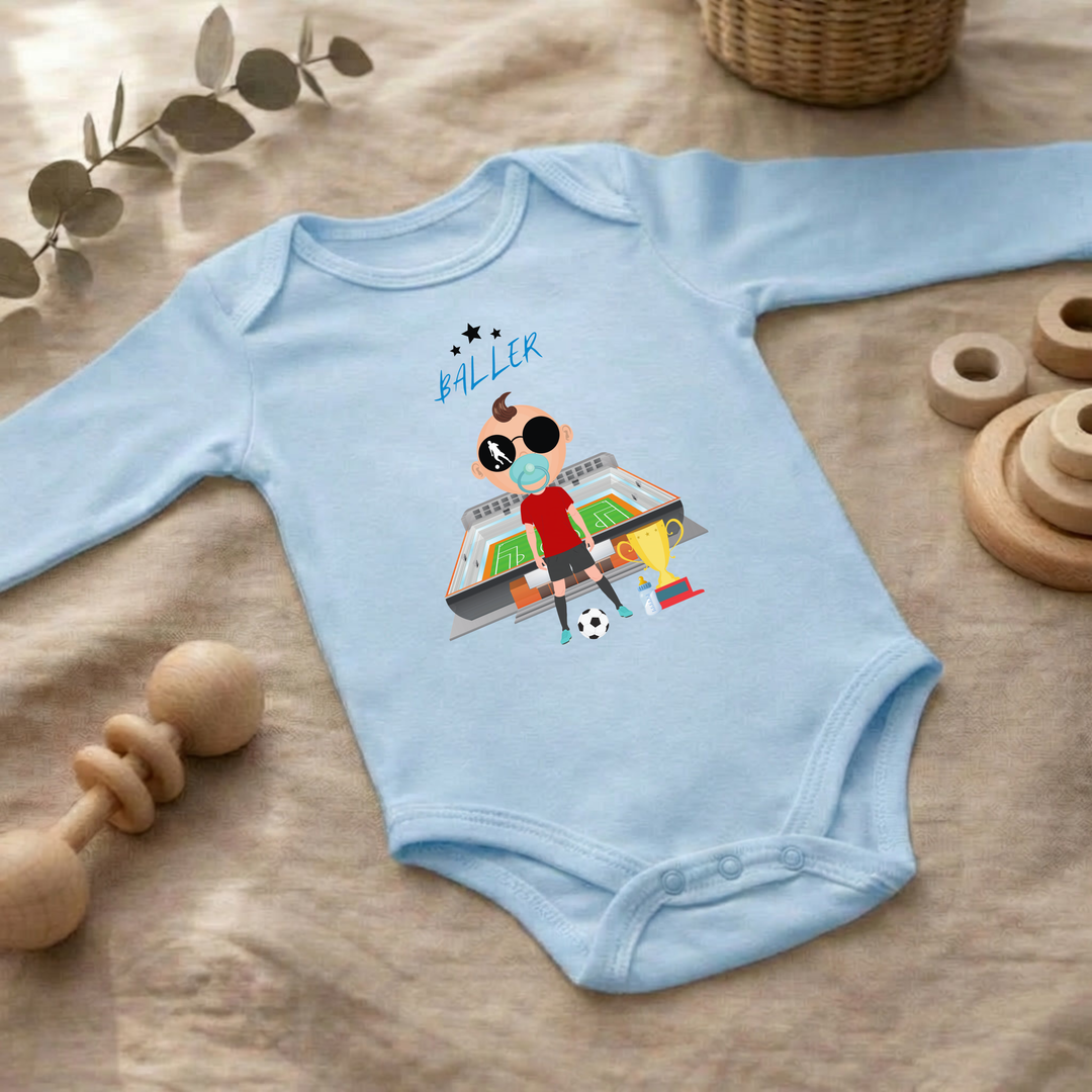 Hellblauer Baby Body langarm für Jungs im Flat Lay mit Fußballer- Design, Baby Kleidung für Herbst und Winter mit Fußball- Motiv von TIMMY &amp; MIMMY