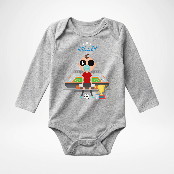 Hellgrauer Baby Body langarm für Jungs mit Fußball- Motiv, hochwertiger Babybody aus Baumwolle mit Fußballer- Design von TIMMY &amp; MIMMY