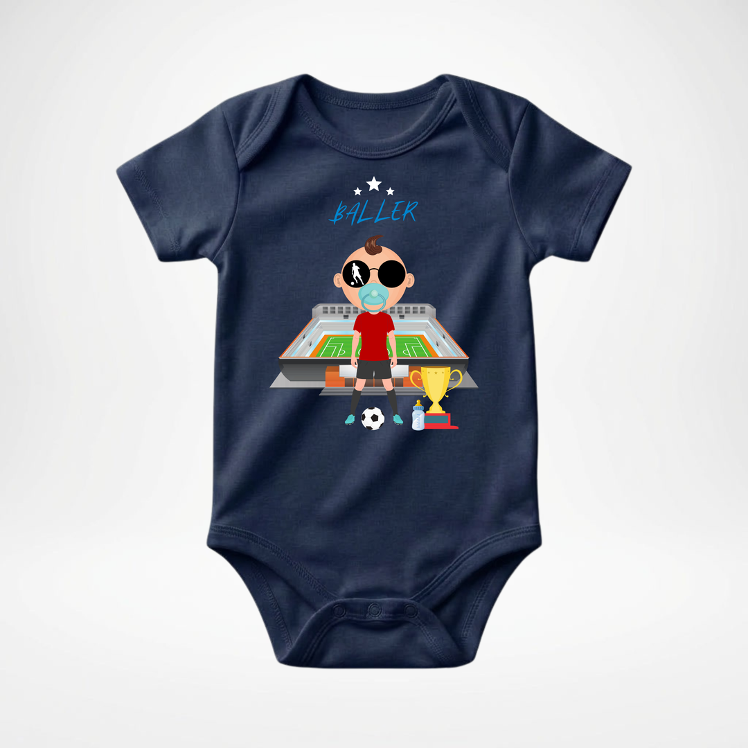 Navy blauer Baby Body kurzarm für Jungs mit Fußballer- Motiv, cooler Babybody aus Baumwolle mit Fußball- Design der Baby-&amp; Kleinkind- Marke TIMMY &amp; MIMMY