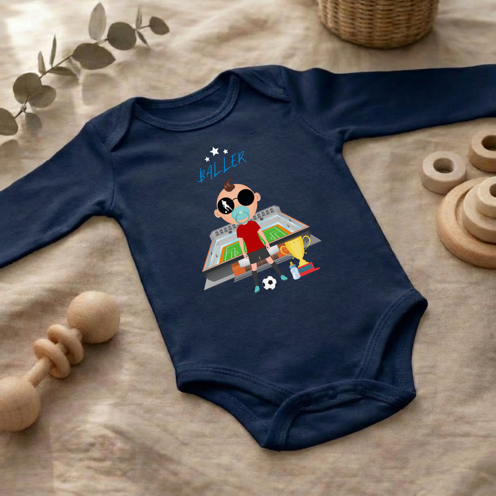 Navy blauer Baby Body langarm für Jungs im Flat Lay mit Fußballer- Design, Baby Kleidung für Herbst und Winter mit Fußball- Motiv von TIMMY &amp; MIMMY