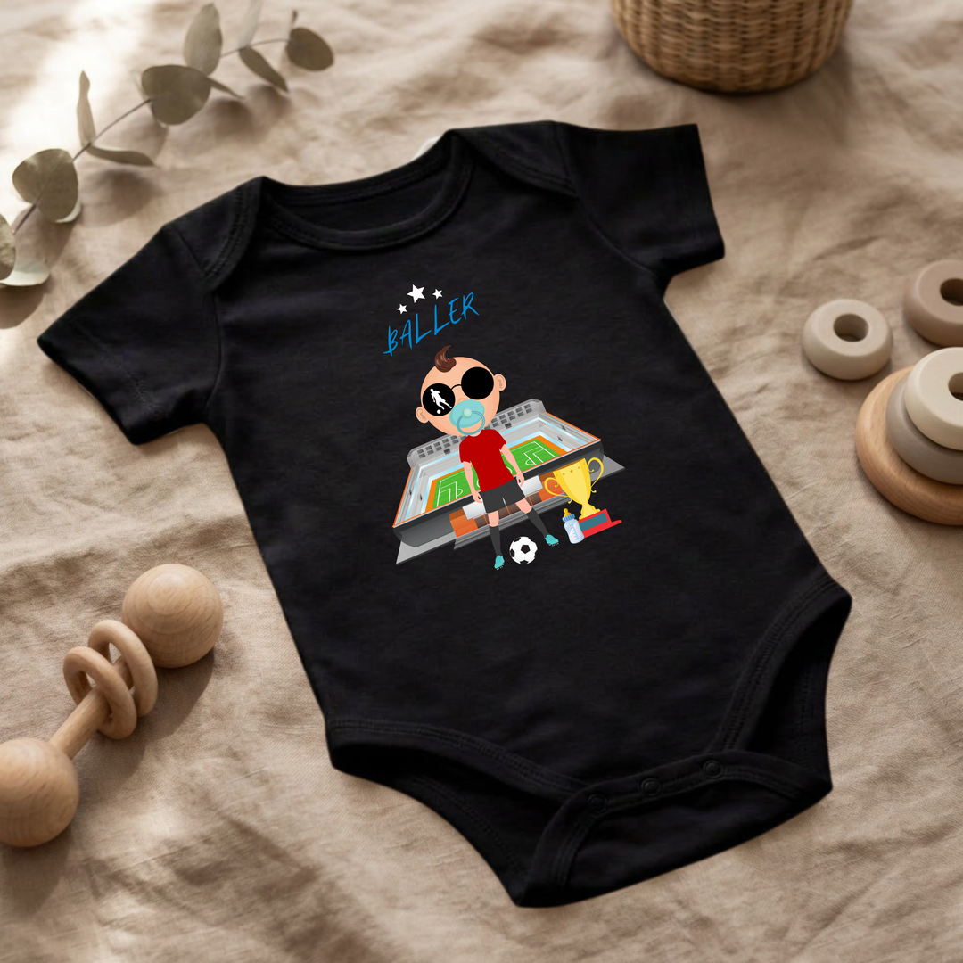 Schwarzer Baby Body für Jungs mit Fußball- Design im Flat Lay, Baby Kleidung mit Fußballer- Motiv, Geschenkidee für Babys von der Baby und Kleinkind- Brand TIMMY &amp; MIMMY