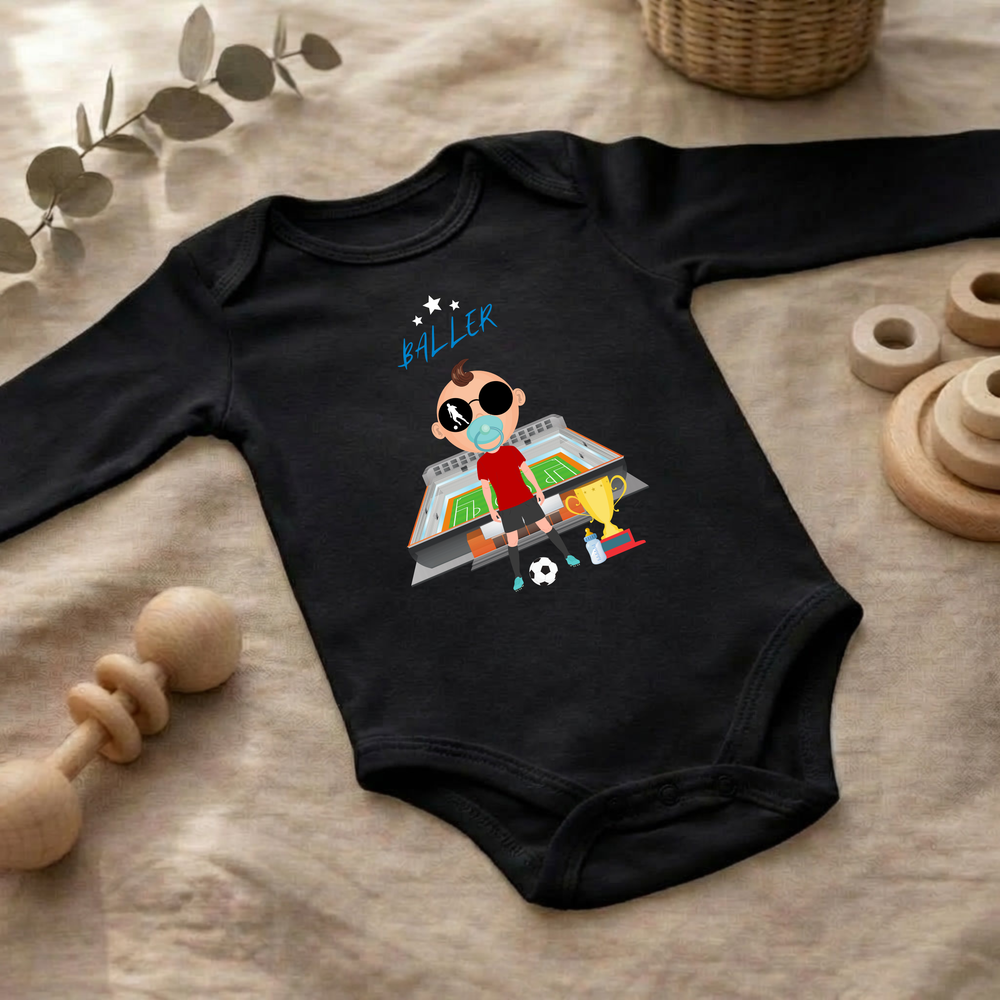 Schwarzer Baby Body langarm für Jungs im Flat Lay mit Fußballer- Design, Baby Kleidung für Herbst und Winter mit Fußball- Motiv von TIMMY & MIMMY