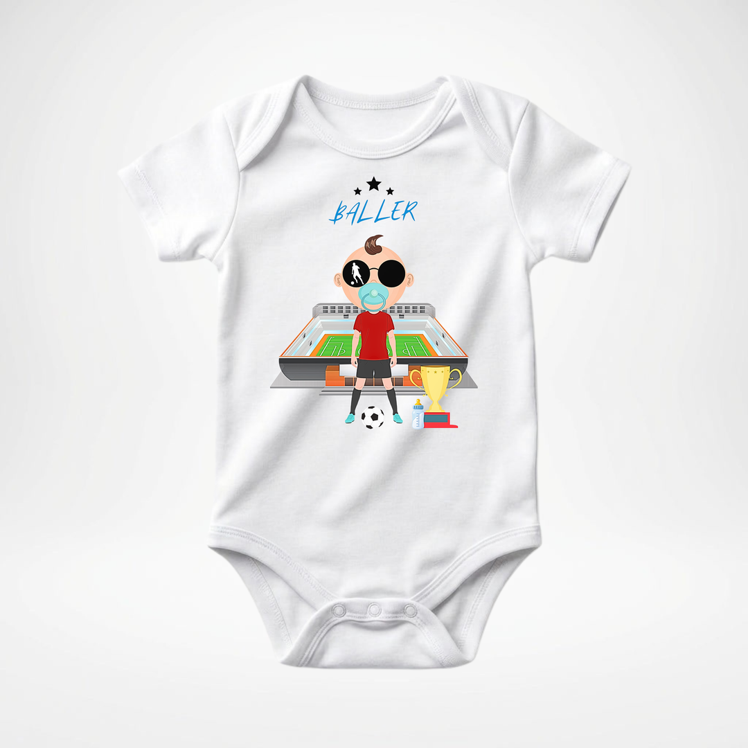 Weißer Baby Body kurzarm für Jungs mit Fußballer- Motiv, cooler Babybody aus Baumwolle mit Fußball- Design der Baby-& Kleinkind- Marke TIMMY & MIMMY