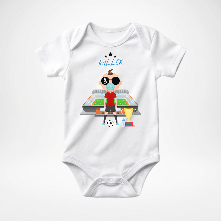Weißer Baby Body kurzarm für Jungs mit Fußballer- Motiv, cooler Babybody aus Baumwolle mit Fußball- Design der Baby-&amp; Kleinkind- Marke TIMMY &amp; MIMMY