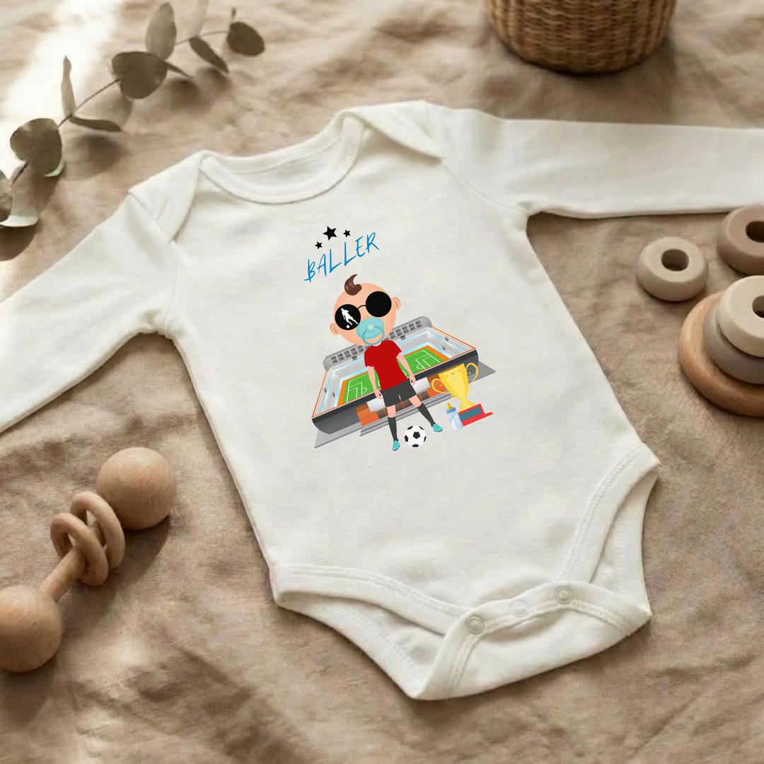 Weißer Baby Body langarm für Jungs im Flat Lay mit Fußballer- Design, Baby Kleidung für Herbst und Winter mit Fußball- Motiv von TIMMY &amp; MIMMY