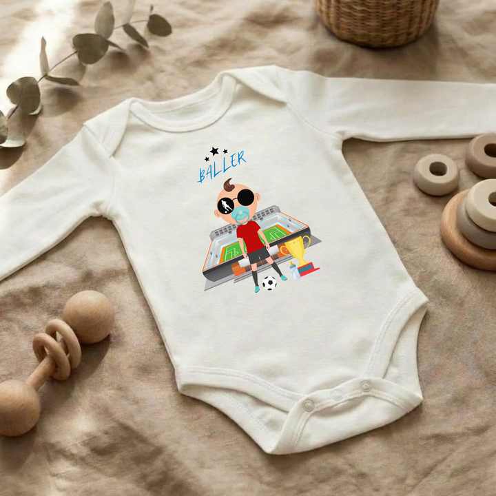 Weißer Baby Body langarm für Jungs im Flat Lay mit Fußballer- Design, Baby Kleidung für Herbst und Winter mit Fußball- Motiv von TIMMY &amp; MIMMY