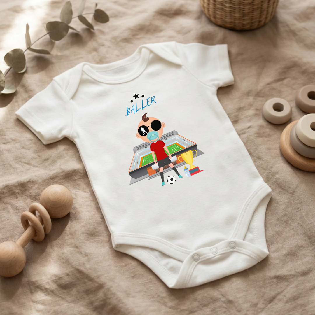 Weißer Baby Body für Jungs mit Fußball- Design im Flat Lay, Baby Kleidung mit Fußballer- Motiv, Geschenkidee für Babys von der Baby und Kleinkind- Brand TIMMY &amp; MIMMY
