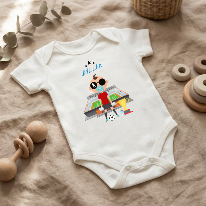 Weißer Baby Body für Jungs mit Fußball- Design im Flat Lay, Baby Kleidung mit Fußballer- Motiv, Geschenkidee für Babys von der Baby und Kleinkind- Brand TIMMY &amp; MIMMY