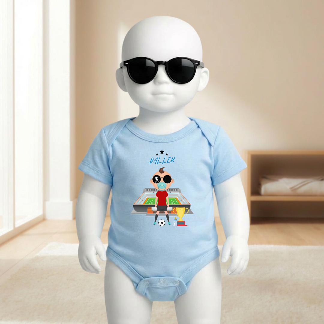 Baby Body hellblau für Jungs mit Fußball- Motiv am Baby- Mannequin getragen, stylischer Babybody mit Fußballer- Design für kleine Draufgänger von der Baby- und Kindermarke TIMMY &amp; MIMMY
