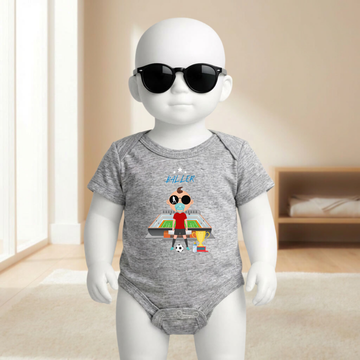 Baby Body hellgrauer für Jungs mit Fußball- Motiv am Baby- Mannequin getragen, stylischer Babybody mit Fußballer- Design für kleine Draufgänger von der Baby- und Kindermarke TIMMY &amp; MIMMY