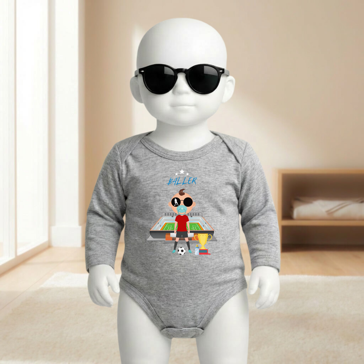 Baby Body hellgrau langarm für Jungs mit Fußballer- Motiv am Mannequin getragen, stylischer Babybody mit Fußball- Design für kleine Kicker von TIMMY &amp; MIMMY