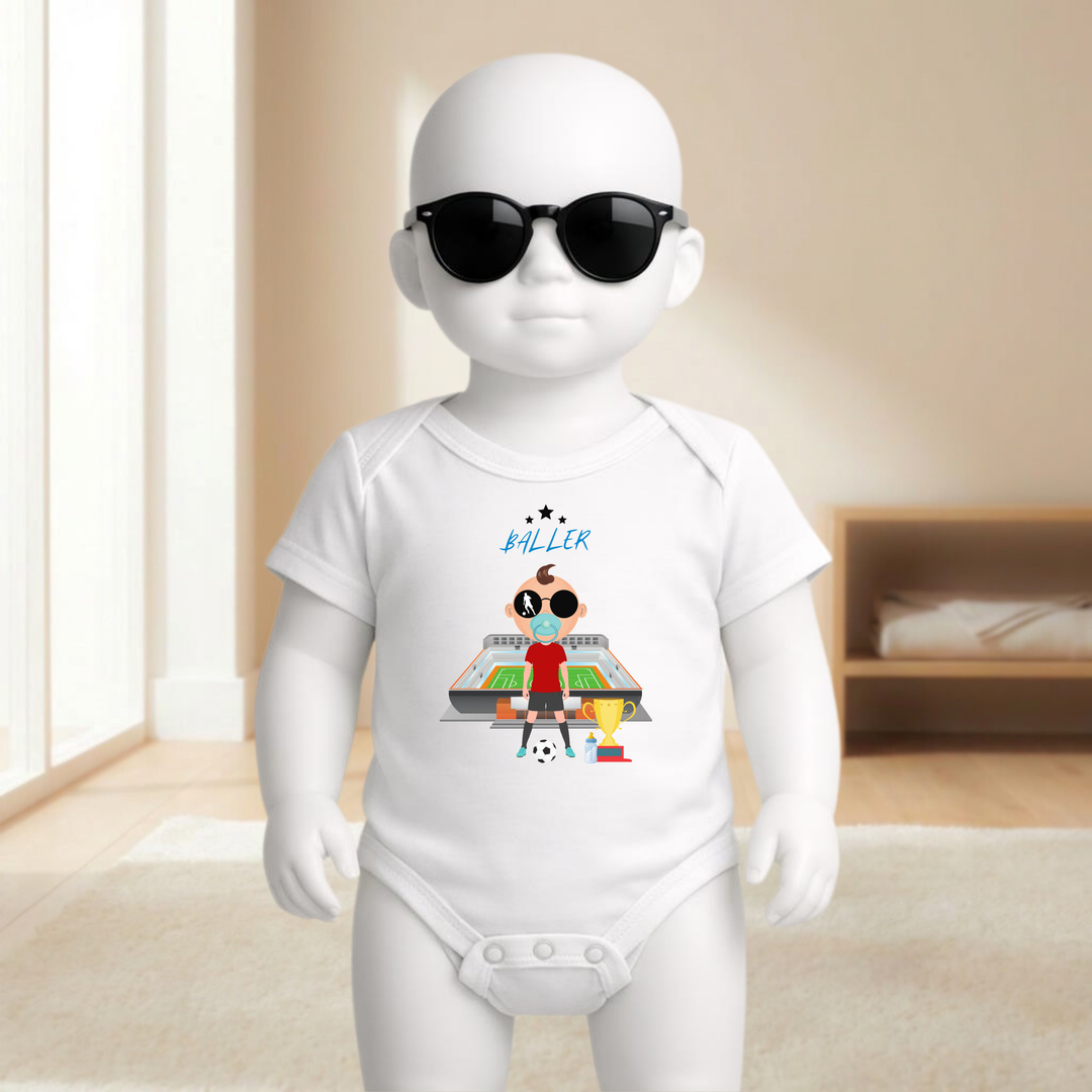 Baby Body weiß für Jungs mit Fußball- Motiv am Baby- Mannequin getragen, stylischer Babybody mit Fußballer- Design für kleine Draufgänger von der Baby- und Kindermarke TIMMY &amp; MIMMY