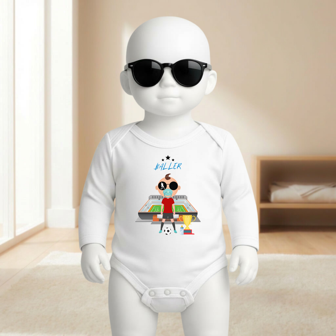 Baby Body weiß langarm für Jungs mit Fußballer- Motiv am Mannequin getragen, stylischer Babybody mit Fußball- Design für kleine Kicker von TIMMY &amp; MIMMY