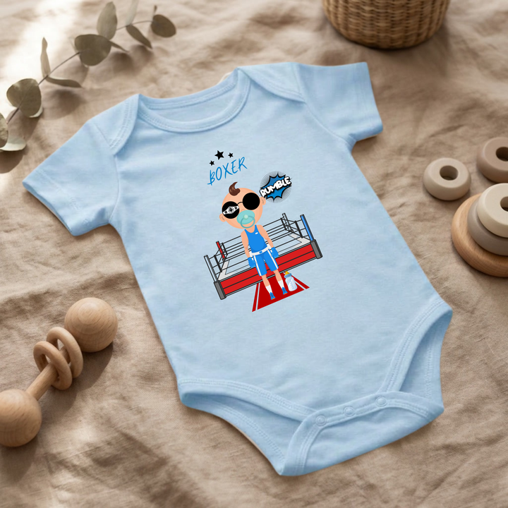Hellblauer Baby Body für Jungs mit Boxer- Design im Flat Lay, Baby Kleidung mit Box- Motiv, Geschenkidee für Babys von der Baby und Kleinkind- Brand TIMMY &amp; MIMMY