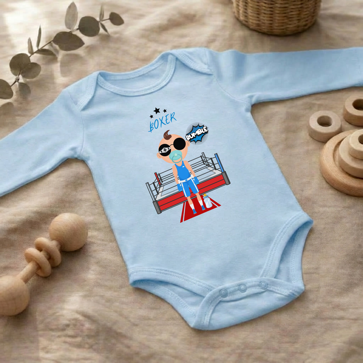 Hellblauer Baby Body langarm für Jungs im Flat Lay mit Box- Design, Baby Kleidung für Herbst und Winter mit Boxer- Motiv von TIMMY &amp; MIMMY