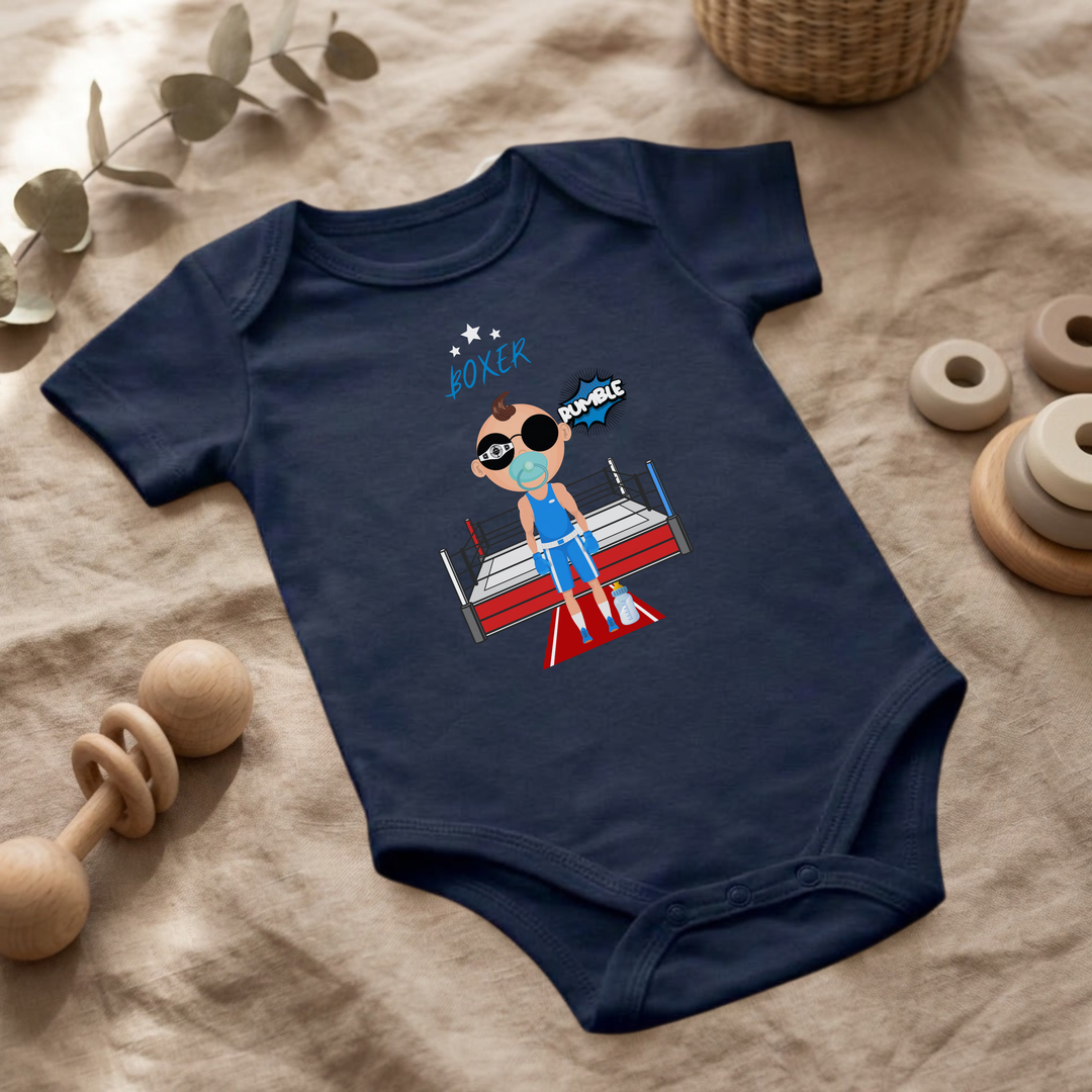 Weißer Baby Body für Jungs mit Boxer- Design im Flat Lay, Baby Kleidung mit Box- Motiv, Geschenkidee für Babys von der Baby und Kleinkind- Brand TIMMY &amp; MIMMY