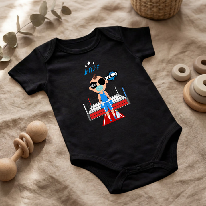 Schwarzer Baby Body für Jungs mit Boxer- Design im Flat Lay, Baby Kleidung mit Box- Motiv, Geschenkidee für Babys von der Baby und Kleinkind- Brand TIMMY &amp; MIMMY