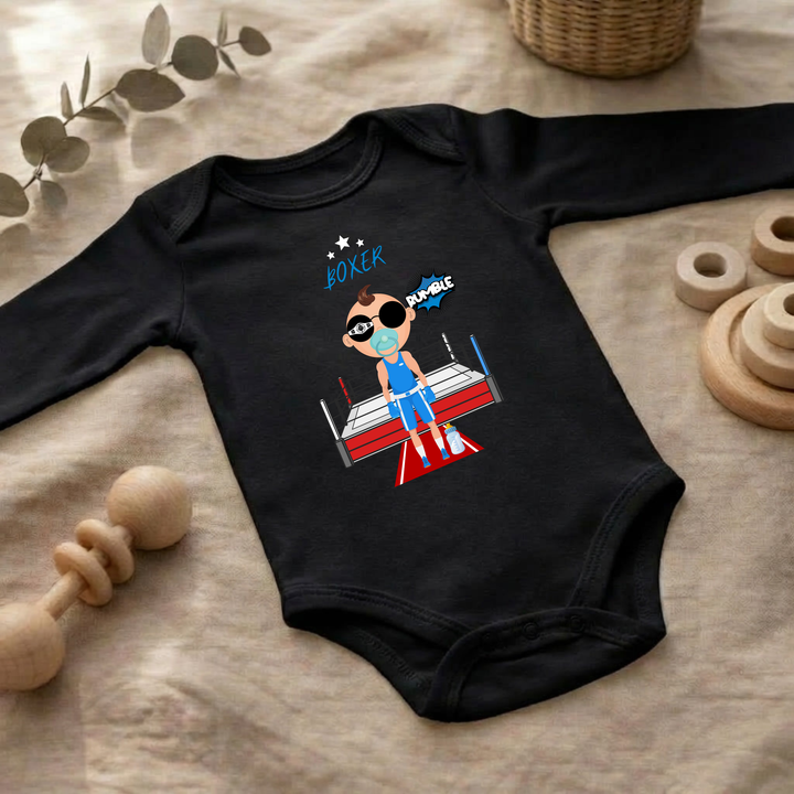 Schwarzer Baby Body langarm für Jungs im Flat Lay mit Box- Design, Baby Kleidung für Herbst und Winter mit Boxer- Motiv von TIMMY &amp; MIMMY