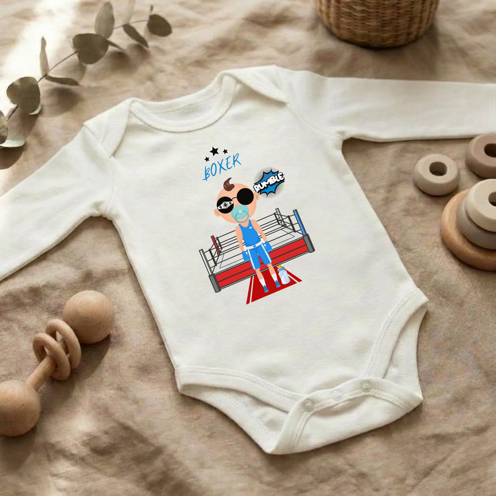 Weißer Baby Body langarm für Jungs im Flat Lay mit Box- Design, Baby Kleidung für Herbst und Winter mit Boxer- Motiv von TIMMY &amp; MIMMY