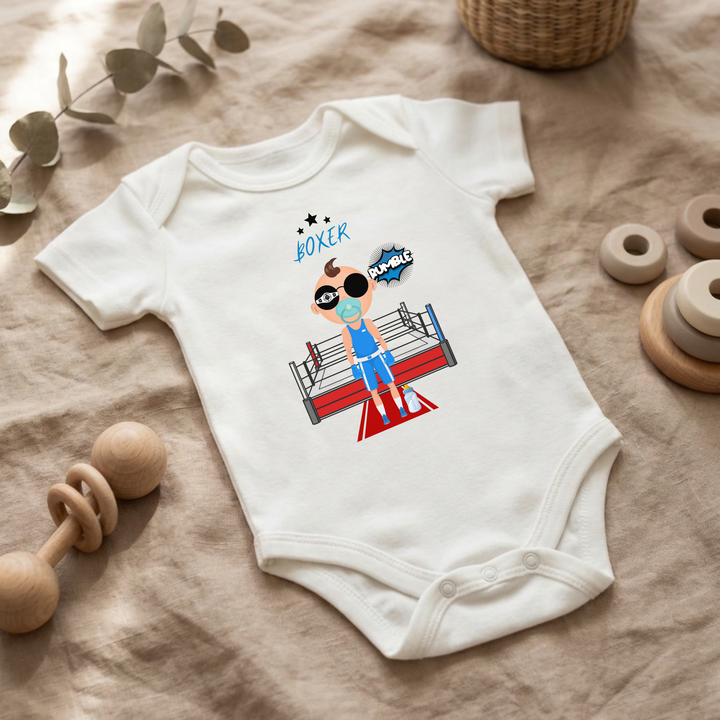 Weißer Baby Body für Jungs mit Boxer- Design im Flat Lay, Baby Kleidung mit Box- Motiv, Geschenkidee für Babys von der Baby und Kleinkind- Brand TIMMY &amp; MIMMY