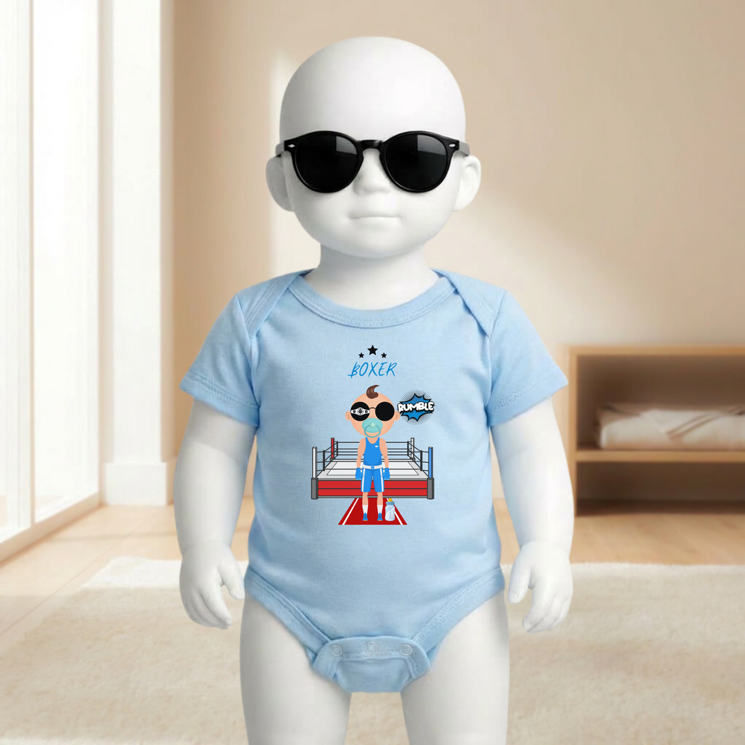 Baby Body hellblau für Jungs mit Box- Motiv am Baby- Mannequin getragen, stylischer Babybody mit Boxer- Design für kleine Draufgänger von der Baby- und Kindermarke TIMMY &amp; MIMMY