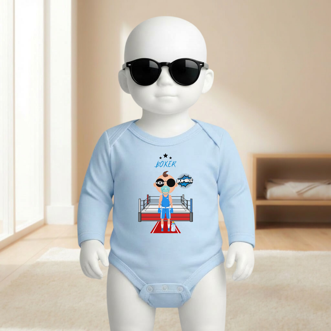 Baby Body hellblau langarm für Jungs mit Box- Motiv am Mannequin getragen, stylischer Babybody mit Boxer- Design für kleine Fighter von TIMMY &amp; MIMMY