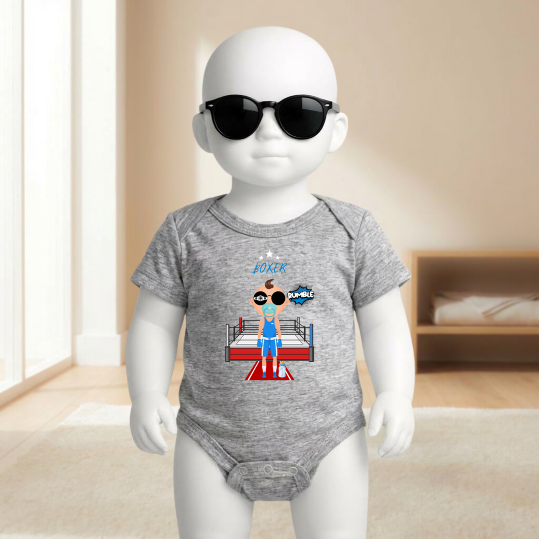 Baby Body hellgrau für Jungs mit Box- Motiv am Baby- Mannequin getragen, stylischer Babybody mit Boxer- Design für kleine Draufgänger von der Baby- und Kindermarke TIMMY &amp; MIMMY