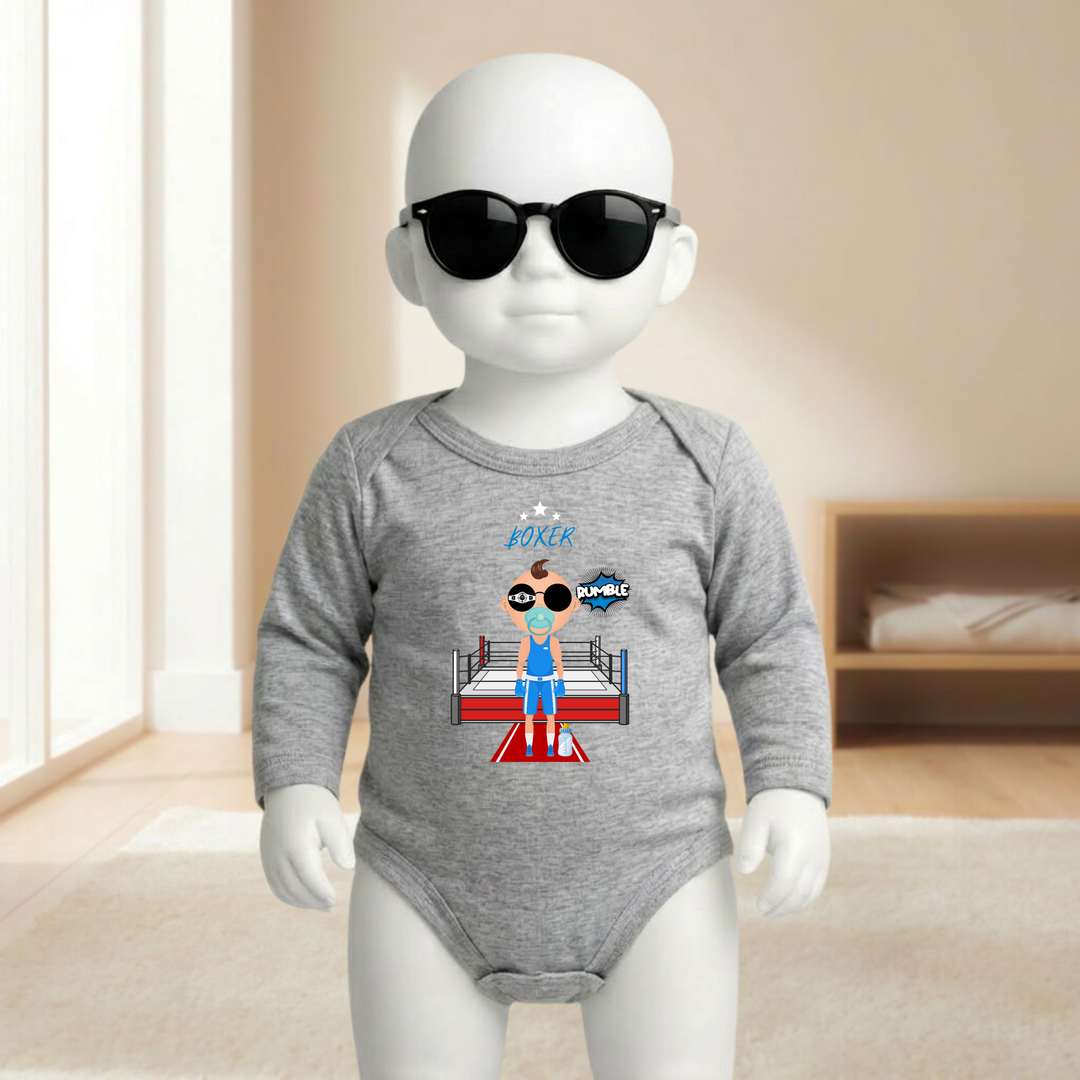 Baby Body hellgrau langarm für Jungs mit Box- Motiv am Mannequin getragen, stylischer Babybody mit Boxer- Design für kleine Fighter von TIMMY &amp; MIMMY