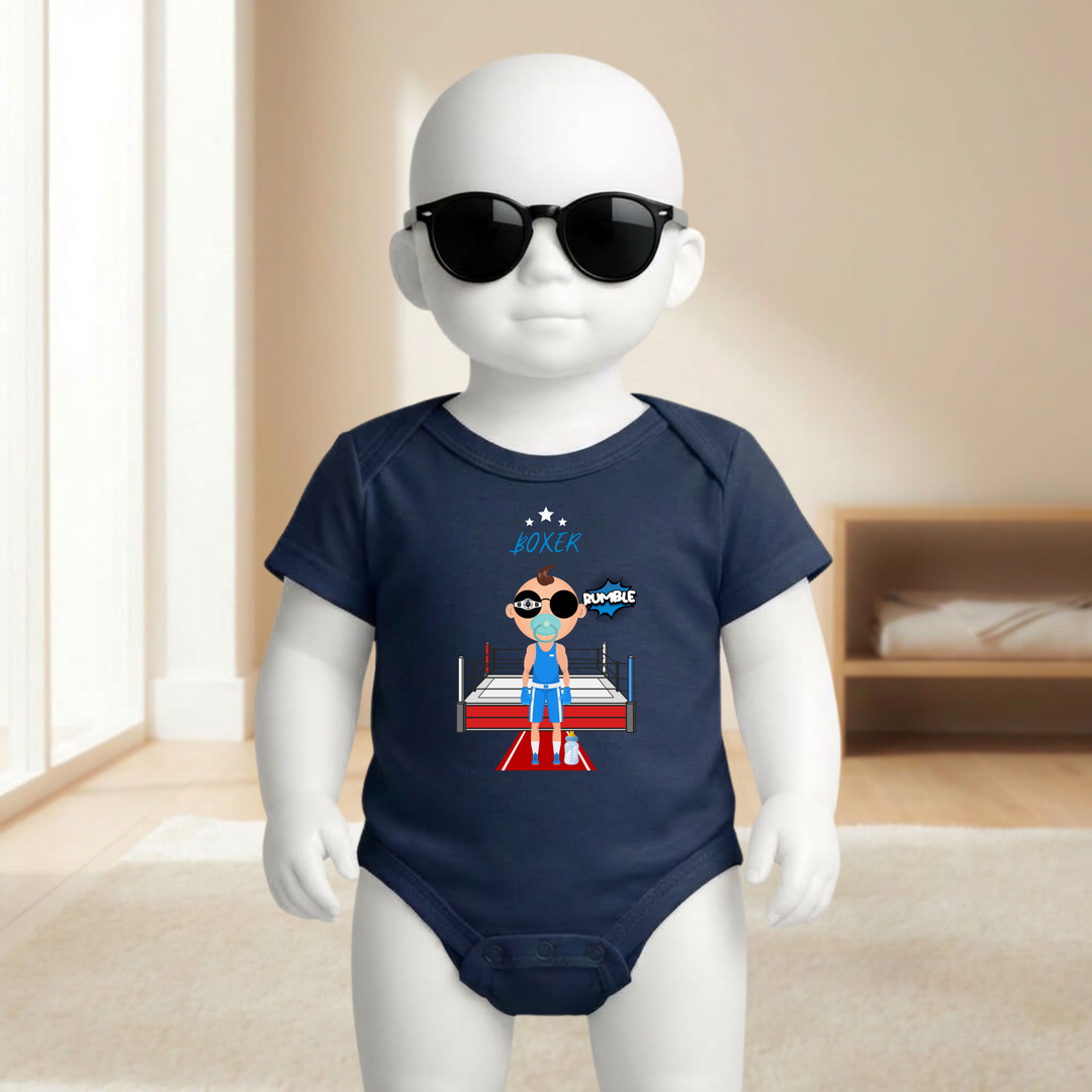 Baby Body navy blau für Jungs mit Box- Motiv am Baby- Mannequin getragen, stylischer Babybody mit Boxer- Design für kleine Draufgänger von der Baby- und Kindermarke TIMMY &amp; MIMMY