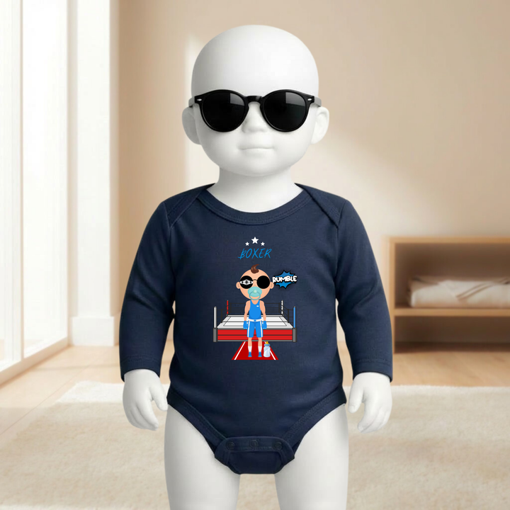 Baby Body navy blau langarm für Jungs mit Box- Motiv am Mannequin getragen, stylischer Babybody mit Boxer- Design für kleine Fighter von TIMMY &amp; MIMMY