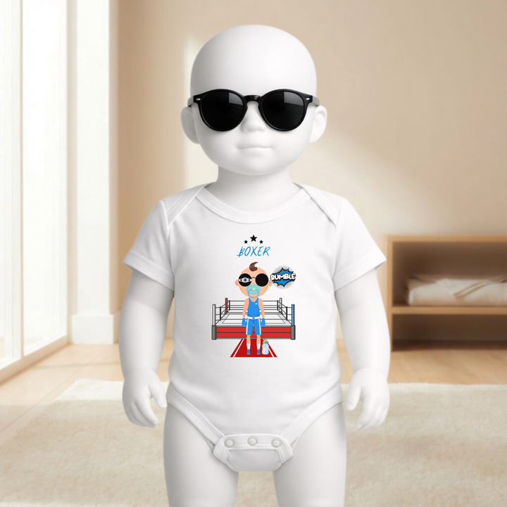 Baby Body weiß für Jungs mit Box- Motiv am Baby- Mannequin getragen, stylischer Babybody mit Boxer- Design für kleine Draufgänger von der Baby- und Kindermarke TIMMY &amp; MIMMY