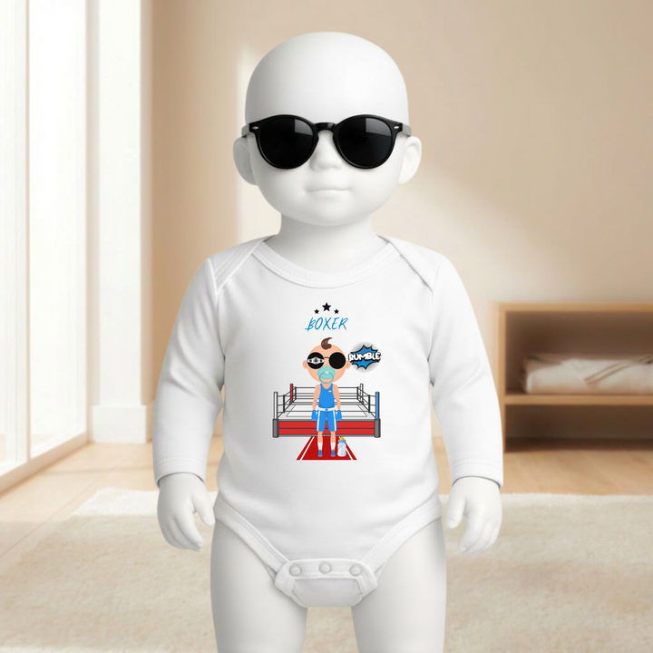 Baby Body weiß langarm für Jungs mit Box- Motiv am Mannequin getragen, stylischer Babybody mit Boxer- Design für kleine Fighter von TIMMY &amp; MIMMY