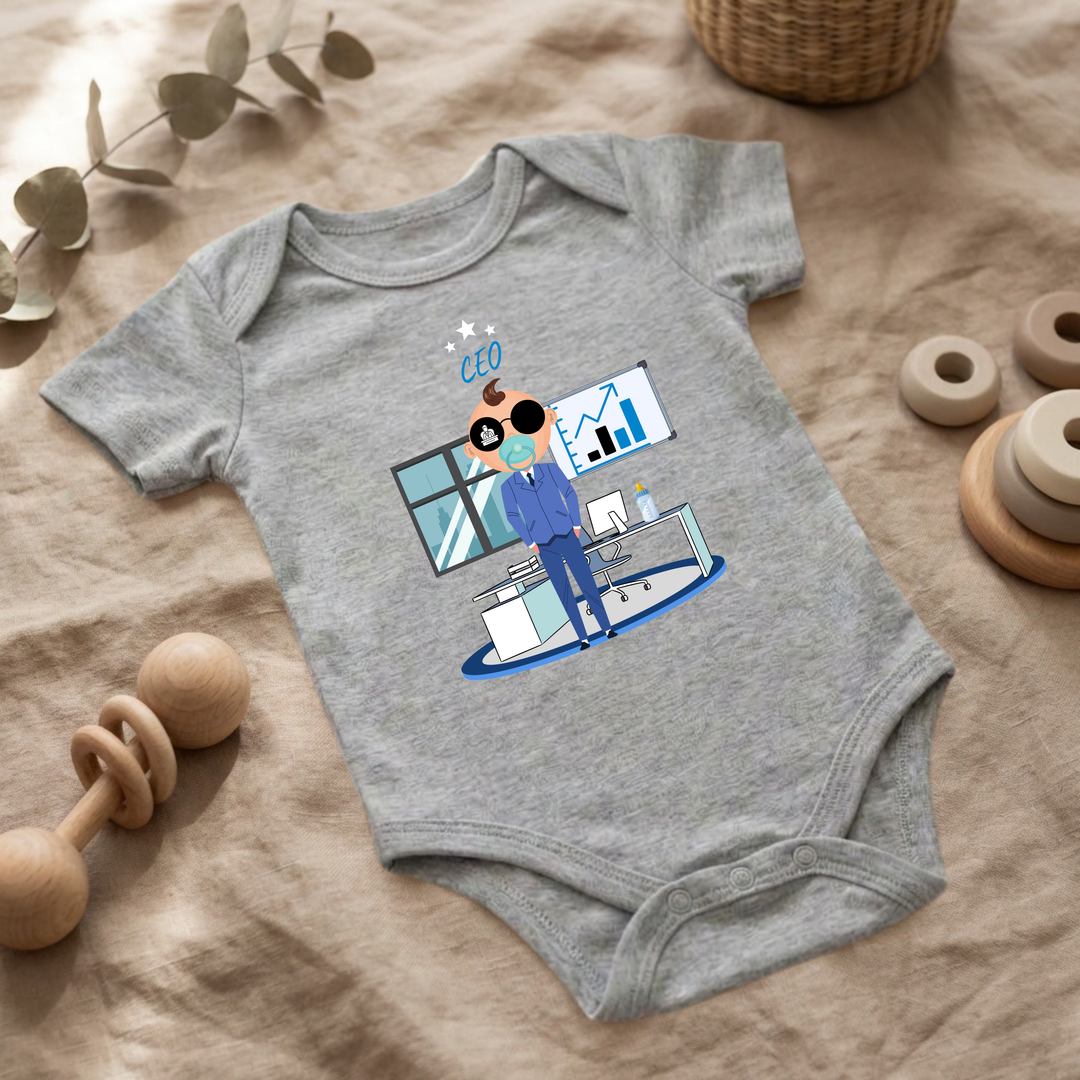 Hellgrauer Baby Body für Jungs mit Business- Design im Flat Lay, Baby Kleidung mit CEO- Motiv, Geschenkidee für Babys von der Baby und Kleinkind- Brand TIMMY &amp; MIMMY