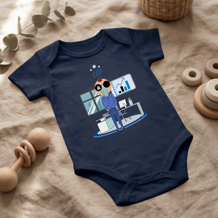 Navy blauer Baby Body für Jungs mit Business- Design im Flat Lay, Baby Kleidung mit CEO- Motiv, Geschenkidee für Babys von der Baby und Kleinkind- Brand TIMMY &amp; MIMMY