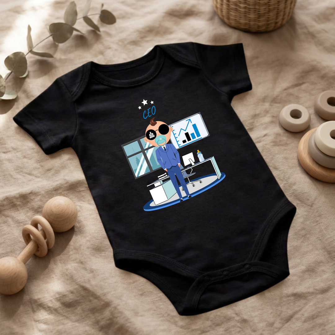Schwarzer Baby Body für Jungs mit Business- Design im Flat Lay, Baby Kleidung mit CEO- Motiv, Geschenkidee für Babys von der Baby und Kleinkind- Brand TIMMY &amp; MIMMY