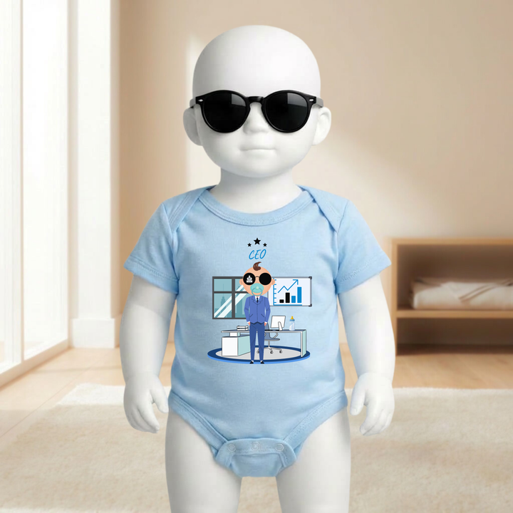 Baby Body hellblau für Jungs mit CEO- Motiv am Baby- Mannequin getragen, stylischer Babybody mit Business Look für kleine Draufgänger von der Baby- und Kindermarke TIMMY &amp; MIMMY