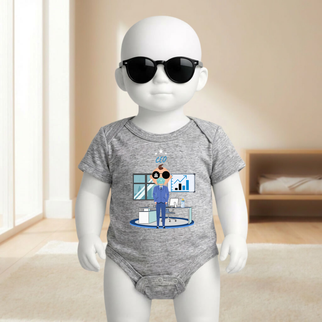 Baby Body hellgrau für Jungs mit CEO- Motiv am Baby- Mannequin getragen, stylischer Babybody mit Business Look für kleine Draufgänger von der Baby- und Kindermarke TIMMY &amp; MIMMY
